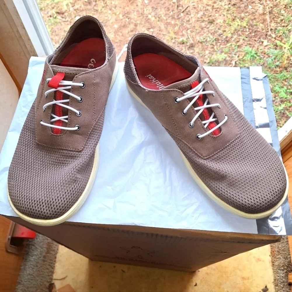 A pair of OluKai Nohea Moku mens shoes in a size 9M.They are pre-loved
